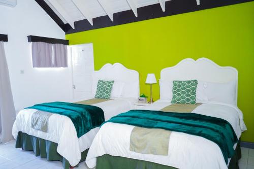 Postel nebo postele na pokoji v ubytování AYURVEDA RESORT