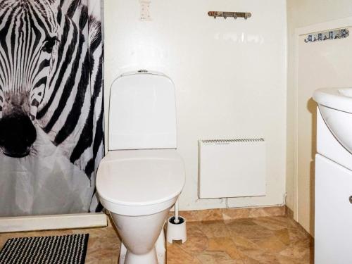 een badkamer met een toilet en een zebrafoto aan de muur bij Holiday home Køpingsvik II in Köpingsvik