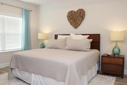 Katil atau katil-katil dalam bilik di Shell Yeah by Pristine Property Vacation Rentals