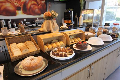 コラティナにあるAjax Hoteisのビュッフェ式のパンとペストリー各種