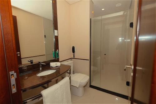 uma casa de banho com um WC, um lavatório e um chuveiro em Vila Galé Paulista em São Paulo