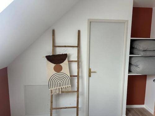 une chambre avec une échelle à côté d'une porte dans l'établissement Zenata 2 personnes, à Amiens