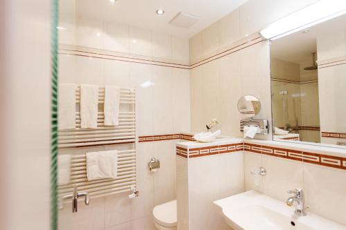ケルペンにあるHaus Wilkensのバスルーム(洗面台、トイレ、鏡付)