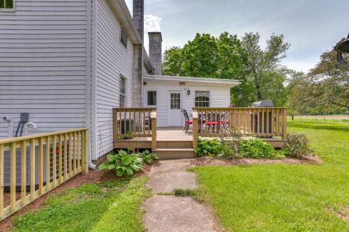 Historic Farmhouse in Layton with Deck!にある庭