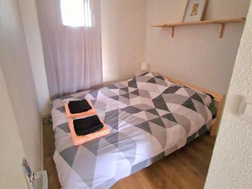 - une chambre avec un lit et 2 boîtes dans l'établissement Appartement de plage 16-17, à Biscarrosse-Plage