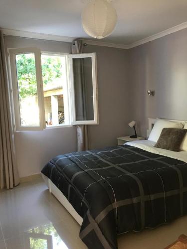 une chambre avec un lit et une fenêtre dans l'établissement Maison au pied du mont ventoux, à Carpentras