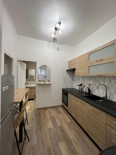 une cuisine avec un évier et un plan de travail dans l'établissement Très bel appartement neuf Avignon, à Avignon