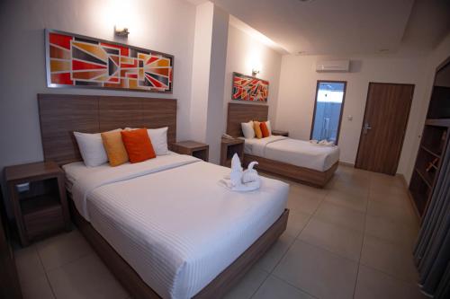 ein Hotelzimmer mit 2 Betten und einem TV in der Unterkunft Hotel Villa Express Durango in Durango