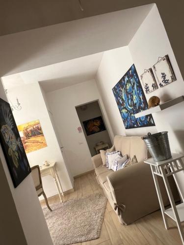 ANTICO CORTILE Favignana في فافينانا: غرفة معيشة مع أريكة وطاولة