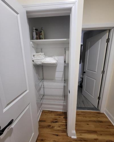 Gambar di galeri bagi OoohLaLa! 2 Beds and 2 Full Baths w/Free Parking di Newark
