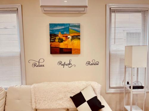 Ruang duduk di OoohLaLa! 2 Beds and 2 Full Baths w/Free Parking