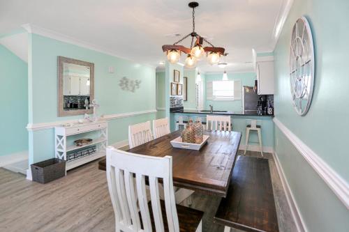 Edgewater Retreat by Pristine Properties Vacation Rentalsにあるテレビまたはエンターテインメントセンター
