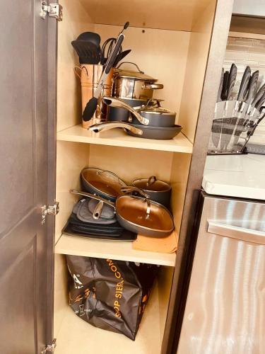 Dapur atau dapur kecil di OoohLaLa! 2 Beds and 2 Full Baths w/Free Parking