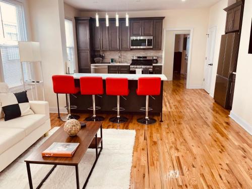 Dapur atau dapur kecil di OoohLaLa! 2 Beds and 2 Full Baths w/Free Parking