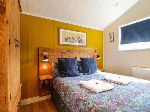 思瓦德林科特的住宿－Spindle，一间卧室配有一张带蓝色枕头的床