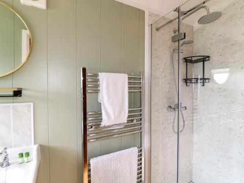 思瓦德林科特的住宿－Spindle，带淋浴和毛巾架的浴室