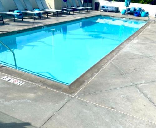una piscina de agua azul en un hotel en CHIC & Cozy 1bd/1ba in MDR w/ pool/gym/parking, en Los Ángeles