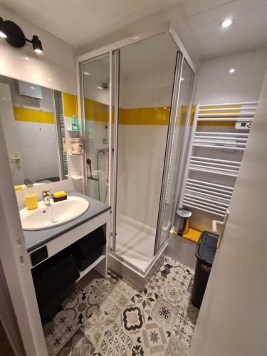 a bathroom with a sink and a shower at Escapade Montagne en Famille, appartement cosy avec piscine couverte in Bielle