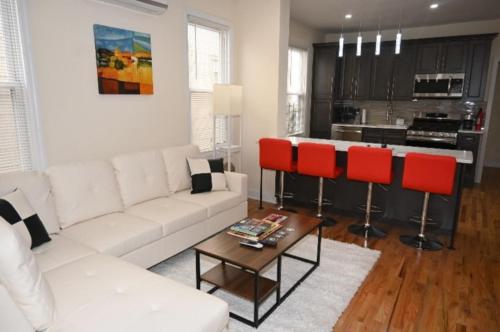 Dapur atau dapur kecil di OoohLaLa! 2 Beds and 2 Full Baths w/Free Parking