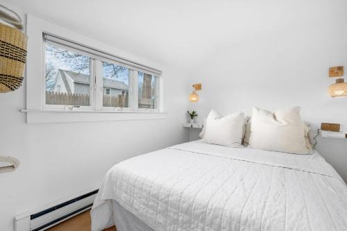 biała sypialnia z łóżkiem i oknem w obiekcie 405 Lower County Road Unit 23 Harwich Port - Beach Bungalow w mieście Harwich Port