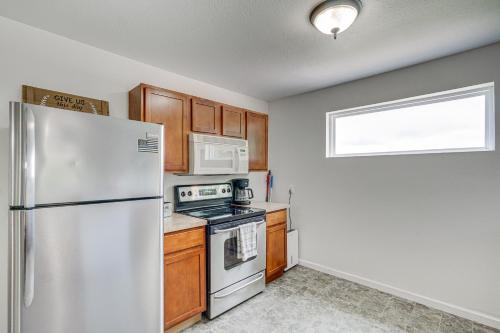 Η κουζίνα ή μικρή κουζίνα στο Fire Pit and Grill Pet-Friendly Lake Ozark Cabin!