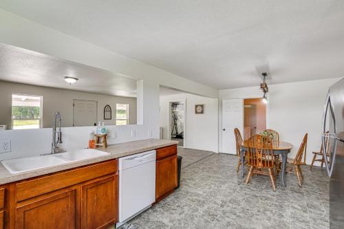 Η κουζίνα ή μικρή κουζίνα στο Fire Pit and Grill Pet-Friendly Lake Ozark Cabin!