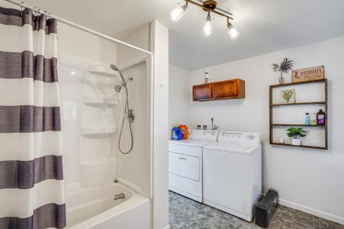 Ένα μπάνιο στο Fire Pit and Grill Pet-Friendly Lake Ozark Cabin!