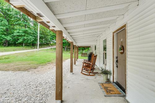 Κήπος έξω από το Fire Pit and Grill Pet-Friendly Lake Ozark Cabin!