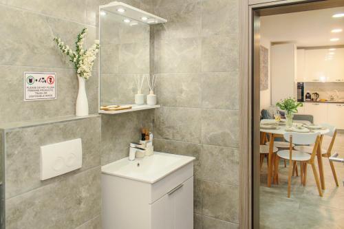 Η κουζίνα ή μικρή κουζίνα στο GoodLife Deluxe Apartment