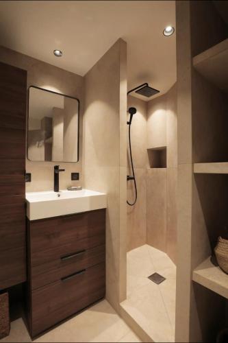 une salle de bain avec un lavabo et une douche dans l'établissement Fully equiped newly refurbished studio with an incredible view in Nice, à Nice