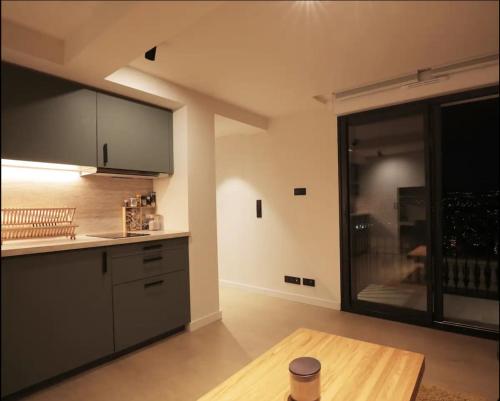 une cuisine avec une table et une grande fenêtre dans l'établissement Fully equiped newly refurbished studio with an incredible view in Nice, à Nice