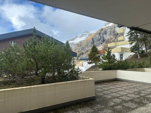 a balcony with a view of a mountain at Appartement avec grande terrasse Loèche les Bains in Leukerbad