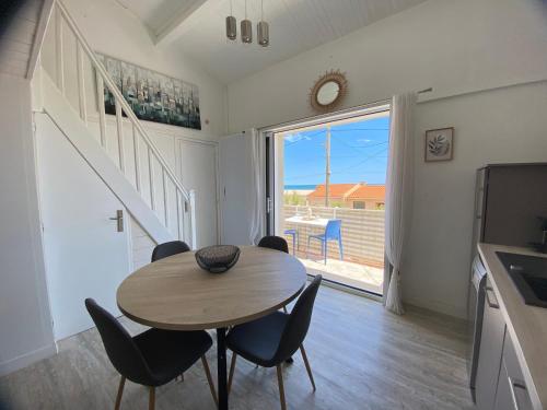 Photo de la galerie de l'établissement Joli appartement avec vue mer LES 10 GOELETTES, à Fleury