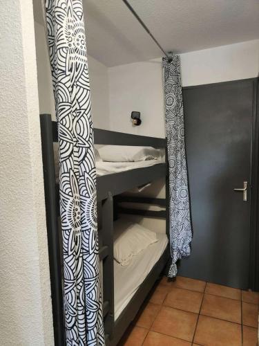 une chambre avec deux lits superposés dans une pièce dans l'établissement Résidence Pointe Vermeille - 2 Pièces pour 4 Personnes 321, au Barcarès