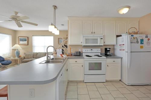 Pelican Landing 3 by Pristine Properties Vacation Rentalsにあるキッチンまたは簡易キッチン