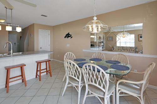 Pelican Landing 3 by Pristine Properties Vacation Rentalsにあるキッチンまたは簡易キッチン