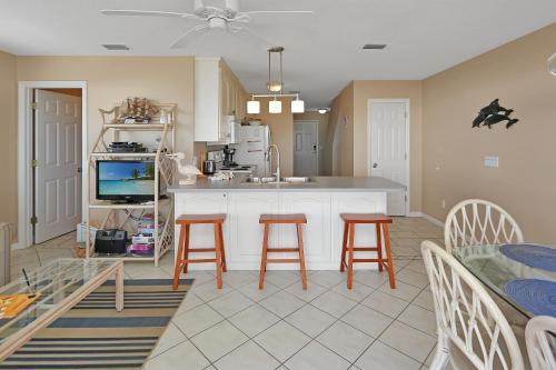 Pelican Landing 3 by Pristine Properties Vacation Rentalsにあるキッチンまたは簡易キッチン