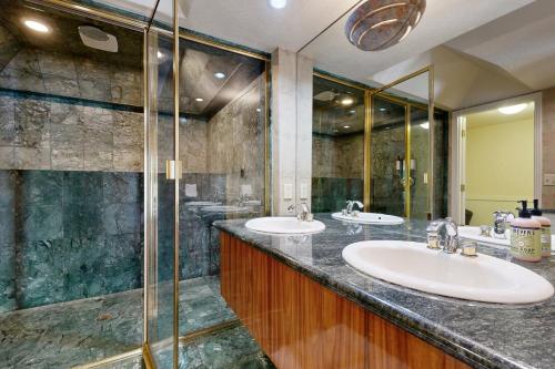 a bathroom with two sinks and a shower at Heavenly Retreat in Stateline