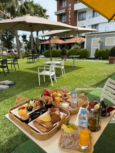 - une table de pique-nique avec un plateau de nourriture dans l'établissement MIRANDA HOTEL - Tanger, à Tanger