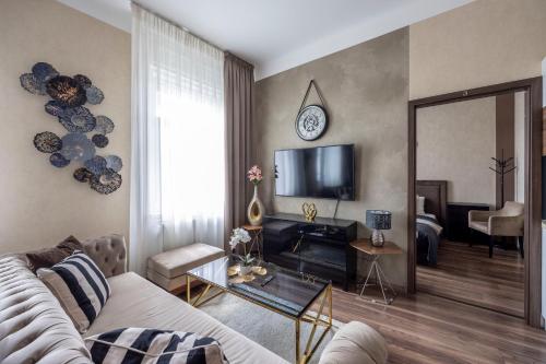 TV a/nebo společenská místnost v ubytování Luxurious Elizabeth St Residence with Sauna