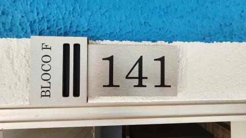 a block with the number on it on a shelf at Lacqua diRoma 1 - Apartamentos JN in Caldas Novas