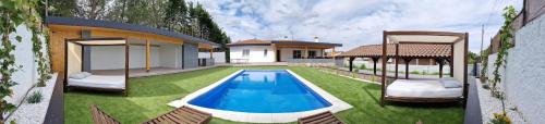 Bazén v ubytování Chalet Oasis, Piscina, Barbacoa, Jardin, Amigos, Familia, Grupos, Casa, Villa nebo v jeho okolí