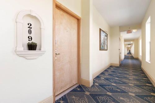 Gambar di galeri bagi Cozy Stay with European Charm di Palm Coast