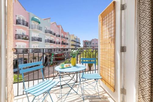 Balkoni atau teres di Cozy Stay with European Charm