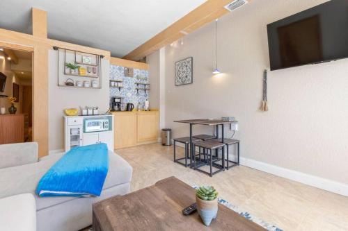 Televisyen dan/atau pusat hiburan di Cozy Stay with European Charm