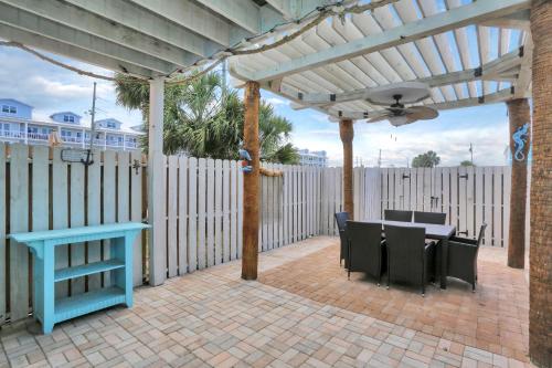 pérgola de madera con mesa y sillas en el patio en Set Sail at 5 by Pristine Properties Vacation Rentals, en Mexico Beach