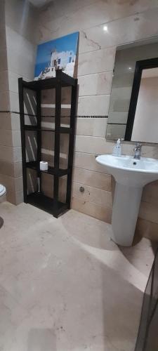 y baño con lavabo y espejo. en Corniche Casablanca en Casablanca