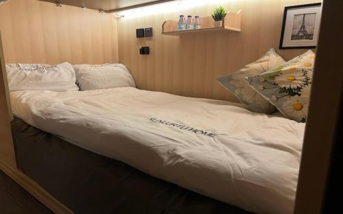 Katil atau katil-katil dalam bilik di Luxury Hostel