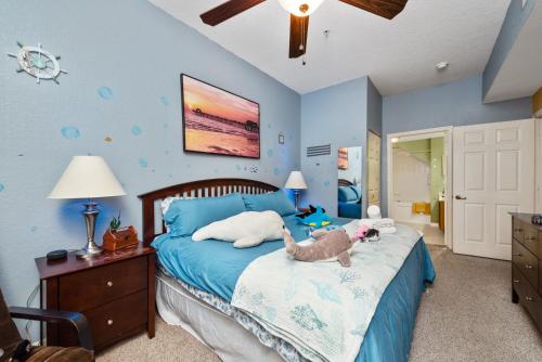 een slaapkamer met een bed met een knuffeldier erop bij Come and Experience our Magic House Near Disney! in Kissimmee