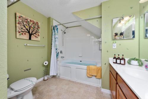 een badkamer met een douche, een toilet en een wastafel bij Come and Experience our Magic House Near Disney! in Kissimmee